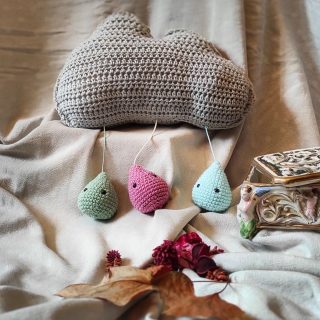 Non tutte le giornate di pioggia vengono per nuocere: questa adorabile nuvoletta e le sue gocce musicali ad esempio potrei ascoltarle tutto il giorno.
Da oggi di nuovo disponibili on-line i carillon morbidosi, andate nelle storie a farli suonare!

#tintarelladilana 
#knit
#knittingstories 
#knittingdiary 
#knittingtips 
#crochet
#crochetstory 
#crochetdiary 
#crochetpattern 
#crochetbaby
#amigurumi
#amigurumitoys 
#amigurumilove 
#amigurumimusicbox 
#uncinetto 
#uncinettobimbi 
#carillon
#fattoamano