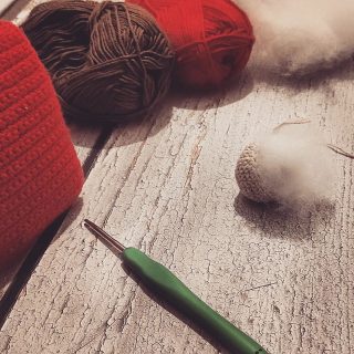 Mal gola esci da questo corpo!
Mi consolo con piccoli gesti e un progetto quasi terminato.
Curiosi? A breve un video per mostrarvi una novità musicale.

#tintarelladilana 
#knit
#knittingstories 
#knittingdiary 
#knittingaddict 
#crochet
#crochetstories 
#crochetdiary 
#crochetinspiration 
#crochetlove 
#crochettips 
#amigurumi
#amigurumifood 
#amigurumitoys 
#amigurumimusicbox 
#amigurumilove 
#maglieria 
#uncinetto
#uncinettobimbi