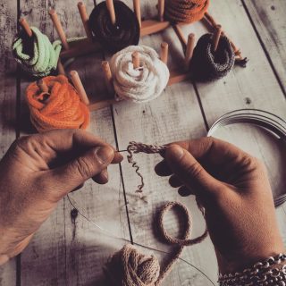 Una forma o scritta in tubolare per me e' una magia, una trasformazione. Prima quella che dal filo di un gomitolo diventa cordoncino, poi quella che grazie al fil di ferro prende una forma.
Servono pochi accorgimenti per rendere questi materiali un elemento decorativo e se vuoi scoprirli insieme a me, ti aspetto al workshop il 7 Maggio presso @tenuta_san_rocco 

#tintarelladilana 
#knit
#knittingstories 
#knittingdiary 
#knittingtutorial 
#knittingtips 
#knitinspiration 
#tricot
#tricotin
#tricotinaddict 
#crochet
#crochetdiary 
#crochetstories 
#crochettips
#maglieria 
#uncinetto