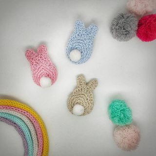 Eccoli! É arrivata una carica di coniglietti pasquali coi loro morbidi codini bianchi...e sono indossabili!
Scegli la spilla del tuo colore preferito da indossare con orgoglio niglio e non solo a Pasqua!
➡️💌🐇

#tintarelladilana 
#knit
#knittingstories 
#knittingdiary 
#knittingaddict 
#knitaccessories 
#crochet
#crocherstories 
#crochetdesign 
#crochetaddict 
#crochetlover 
#crochetamigurumi 
#crochetaccessories 
#crochetpin 
#maglieria 
#uncinetto
#uncinettomoderno 
#nigli